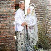 Kedua pengantin kompak memakai busana serba putih dengan bawahan kain batik. Fotografer juga membagikan hasil sesi foto dan sukses membuat warganet kagum.  Foto: Dok. pribadi @pcp_studio.