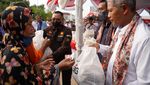 Warga Serbu Pasar Murah di Rembang