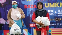 Warga Rembang antusias membeli paket sembako murah yang disediakan. Sebanyak 5.000 paket sembalo ludes terjual.