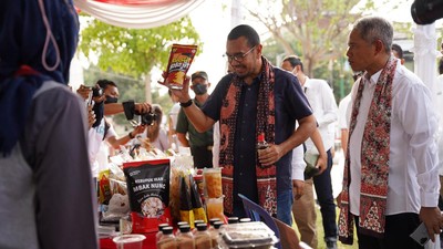 Warga Serbu Pasar Murah di Rembang