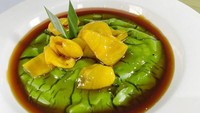 Mau bikin bubur sumsum klasik dengan sentuhan aroma dan rasa pandan yang enak? detikfood punya resepnya. Ada paduan saus gula merah dan potongan nangka yang harum. Ini resepnya. Foto: detikfood 