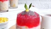 Bubur manis ini terlihat istimewa. Paduan bubur sumsum jagung dengan sirup cocopandan disusun berlayer dalam gelas. Sajikan dingin agar nikmat. Ini resep bubur jagung cocopandan. Foto: Umi Muslimatun 