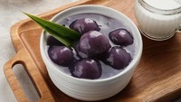 Tak kalah menarik, bubur candil ini berwarna ungu karena dibuat dari ubi ungu. Paduannya saus santan yang gurih. Contek resepnya di sini. Foto: iStock 