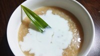 Tak perlu tunggu momen istimewa untuk nikmati bubur ketan Jawa. Kamu bisa bikin sendiri. Bahannya hanya beras ketan, gula Jawa, dan santan. Ini resepnya. Foto: Aminah 