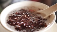 Klasik dan selalu dicari! Inilah resep bubur ketan hitam yang lembut legit. Pakai ketan hitam yang sudah disosoh agar hasilnya nanti pulen. Contek resepnya di sini. Foto: iStock 