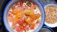 Dari Thailand ada bubur sagu yang mirip bubur Jawa. Dipadukan kuah santan yang gurih manis, bubur ini dilengkapi taburan wijen. Begini cara membuatnya. Foto: iStock