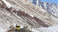 Dilansir dari situs resmi Cristo Redentor, khusus musim salju, jalanan ini buka pada jam-jam tertentu. Untuk Chili, Cristo Redentor buka pukul 08.00-20.00 waktu setempat. Di Argentina, jalur ini buka pukul 09.00-21.00 waktu setempat. 
