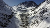 Jalur ini dibuat melingkar dan berliku karena melewati pegunungan Andes yang ada di antara dua negara tersebut. Tak tanggung-tanggung, karena berada di pegunungan, jalur ini berada di ketinggian hingga 3.200 meter atau 3,2 km. 