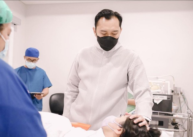 Tertangkap pula suasana ketika Ibas mendampingi Aliya Rajasa menghadapi proses persalinan. Foto: Instagram/@ibasyudhoyono