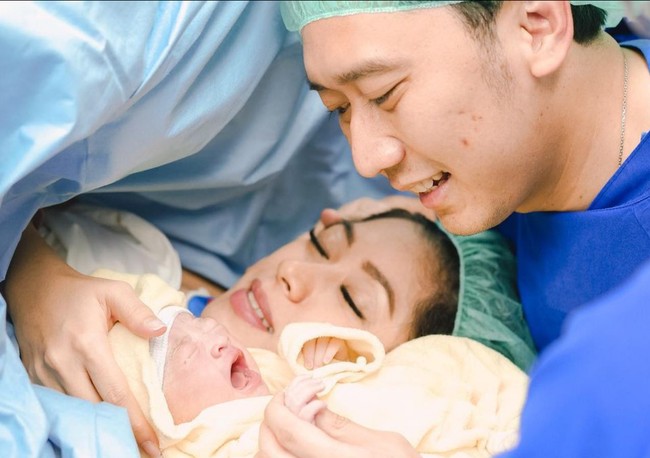 Momen haru pun sempat diabadikan ketika Aliya Rajasa dan Ibas membelai putri mereka. Foto: Instagram/@ibasyudhoyono
