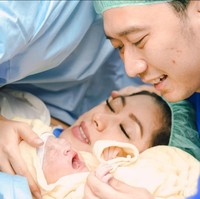 Momen haru pun sempat diabadikan ketika Aliya Rajasa dan Ibas membelai putri mereka. Foto: Instagram/@ibasyudhoyono