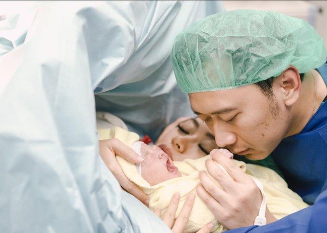 Kelahiran anak keempat ini melengkapi kebahagiaan Ibas dan Aliya. Tiga anak Ibas dan Aliya lainnya ialah Airlangga Satriadhi Yudhoyono, Pancasakti Maharajasa Yudhoyono, dan Gayatri Idalia Yudhoyono. Foto: Instagram/@ibasyudhoyono