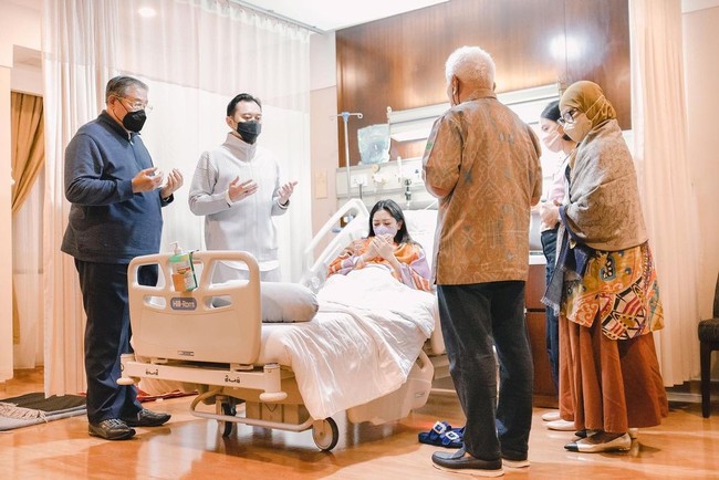Mulai dari momen jelang persalinan hingga anak mereka lahir ke dunia. Foto: Instagram @ibasyudhoyono dan @ruby_26