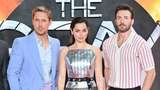 7 Potret Ana de Armas Selalu Diapit Chris Evans dan Ryan Gosling, Bikin Iri