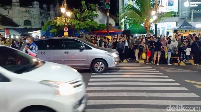 Anak-anak muda Madiun ikuti tren Citayam Fashion Week Anak-anak muda Madiun ikuti tren Citayam Fashion Week
