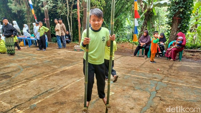 Anak-anak PAUD dan MDTA Khairina Salman ITB mencoba permainan tradisional sunda di sekolahnya, Jalan Gagak, Tugu Bongkor Lebak, Kecamatan Cimenyan, Kabupaten Bandung, Sabtu (23/7/2022).