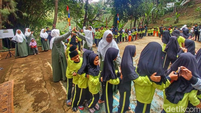Anak-anak PAUD dan MDTA Khairina Salman ITB mencoba permainan tradisional sunda di sekolahnya, Jalan Gagak, Tugu Bongkor Lebak, Kecamatan Cimenyan, Kabupaten Bandung, Sabtu (23/7/2022). Anak-anak PAUD dan MDTA Khairina Salman ITB mencoba permainan tradisional sunda di sekolahnya, Jalan Gagak, Tugu Bongkor Lebak, Kecamatan Cimenyan, Kabupaten Bandung, Sabtu (23/7/2022).