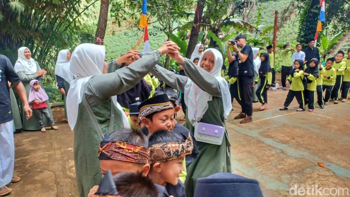 Anak-anak PAUD dan MDTA Khairina Salman ITB mencoba permainan tradisional sunda di sekolahnya, Jalan Gagak, Tugu Bongkor Lebak, Kecamatan Cimenyan, Kabupaten Bandung, Sabtu (23/7/2022).