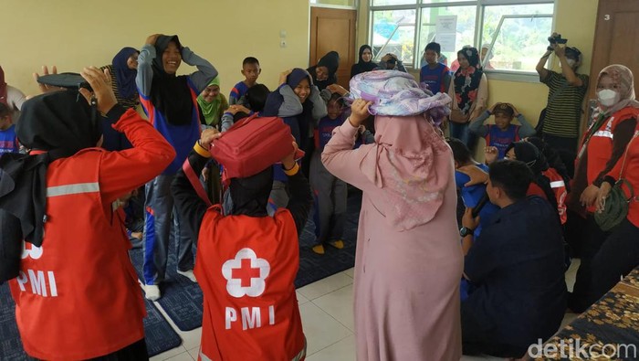 Anak disabilitas Sukabumi saat latihan kebencanaan