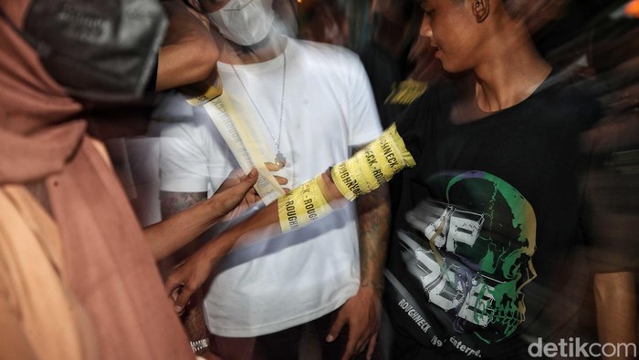 Rusli Ikhwan, Founder Roughneck bersama influencer Bimo Ghifari dan anak-anak Sudiman, Citayam, Bojong Gede, dan Depok (SCBD) turut meramaikan Citayam Fashion Week, di kawasan Dukuh Atas, Sudirman, Sabtu (23/7).