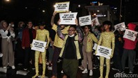 Rusli Ikhwan, Founder Roughneck bersama influencer Bimo Ghifari dan anak-anak Sudiman, Citayam, Bojong Gede, dan Depok (SCBD) turut meramaikan Citayam Fashion Week, di kawasan Dukuh Atas, Sudirman, Sabtu (23/7).  