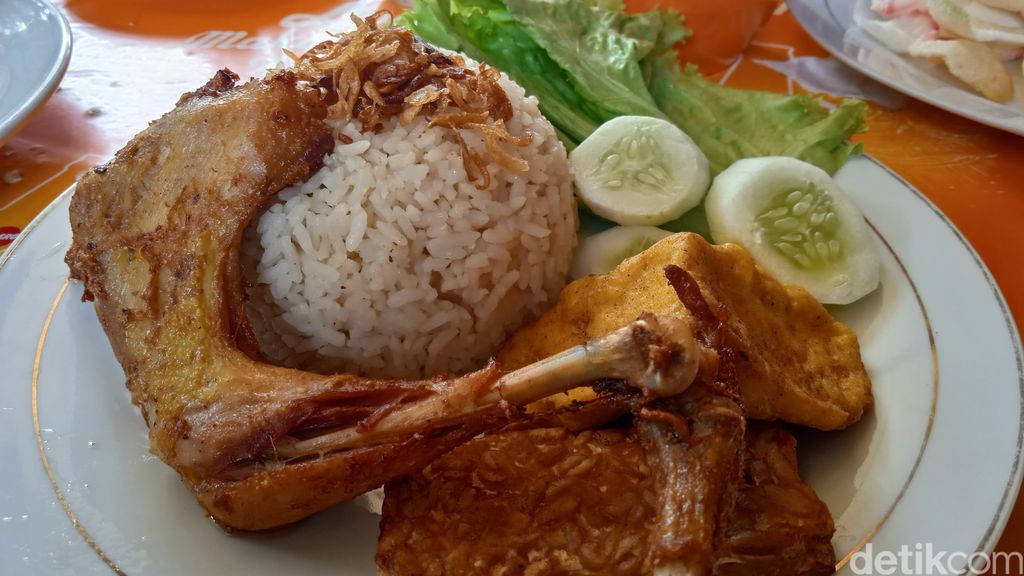Gurih Sedap Ayam Kalasan Legendaris di Pujasera Melawai