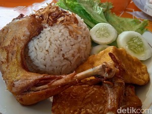 Gurih Sedap Ayam Kalasan Legendaris di Pujasera Melawai