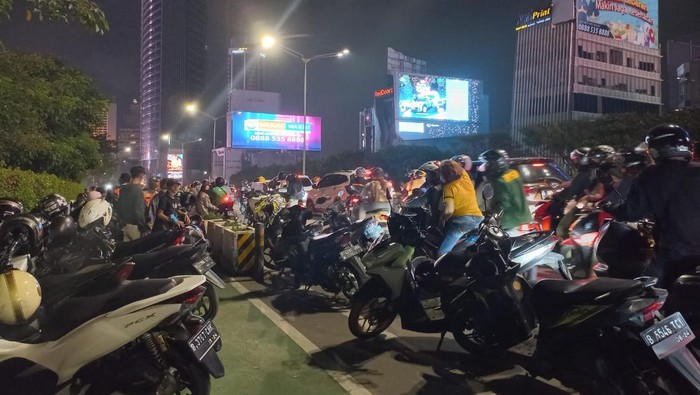 Banyak parkir liar, lalin di kawasan dukuh atas macet
