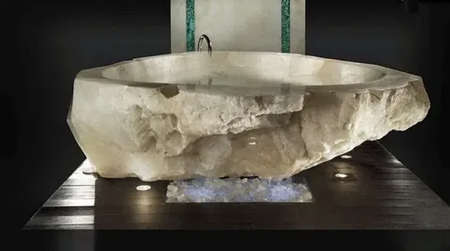 Apa jadinya jika batu kristal Amazonian dipahat menjadi bathtub? Tengok saja karya Luca Bojola ini. Batu berlian yang menghiasi bak ini semakin menonjolkan kesan mewahnya. Seorang konglomerat Rusia dikabarkan membeli bathtub tersebut seharga US$ 858.763 pada 2008. (Foto: Dok. The Richest)