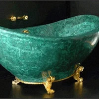 Aura kemewahan yang hakiki terpancar dari melihat bathtub karya desainer Italia Luca Bojola ini berkat material batu alam turquoise malachite. Kaki yang terbuat dari emas 24 karat menopang bathtub tersebut. Harganya US$ 222.000 atau sekitar Rp 3,3 miliar. (Foto: Dok. The Richest)