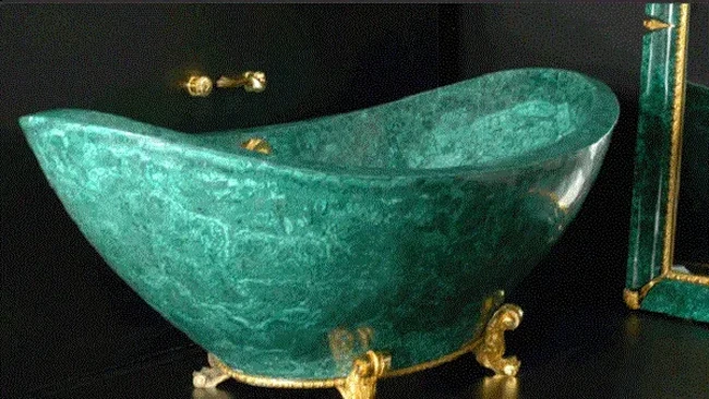 Aura kemewahan yang hakiki terpancar dari melihat bathtub karya desainer Italia Luca Bojola ini berkat material batu alam turquoise malachite. Kaki yang terbuat dari emas 24 karat menopang bathtub tersebut. Harganya US$ 222.000 atau sekitar Rp 3,3 miliar. (Foto: Dok. The Richest)