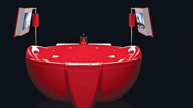 Aldo Puglielli menciptakan sebuah bathtub besar serba merah yang ternyata terbuat dari emas 18 karat dengan massa 42 gram. Bak berdesain modern ini dilengkapi layar TV 42 inchi anti-air, tempat champagne yang dihiasi Swarovski dan alat pijat. (Foto: Dok. The Richest)