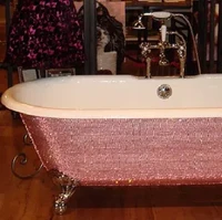 Bathtub berdesain klasik karya Lori Garner ini juga tak kalah nge-bling karena berlapiskan 45.000 kristal Swarovski. Seperti dilansir dari The Richest, pembuatannya manual, dengan pahatan tangan, terutama bagian kaki yang terbuat dari besi. Butuh waktu tiga tahun untuk membuatnya. Tak heran bila harganya menyentuh US$ 39.000 atau sekitar Rp 701 juta. (Foto: Dok. The Richest)