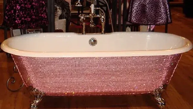 Bathtub berdesain klasik karya Lori Garner ini juga tak kalah nge-bling karena berlapiskan 45.000 kristal Swarovski. Seperti dilansir dari The Richest, pembuatannya manual, dengan pahatan tangan, terutama bagian kaki yang terbuat dari besi. Butuh waktu tiga tahun untuk membuatnya. Tak heran bila harganya menyentuh US$ 39.000 atau sekitar Rp 701 juta. (Foto: Dok. The Richest)