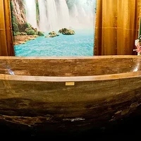Sebuah bathtub karya Simon Krapf dipamerkan di Dubai International Jewelry Festival beberapa tahun lalu. Spesialnya, bak ini terbuat dari batu mulia bernama Caijou. Siapa yang menyangka jika inspirasi desainnya bersumber dari bentuk kano di Indonesia. (Foto: Dok. The Richest)
