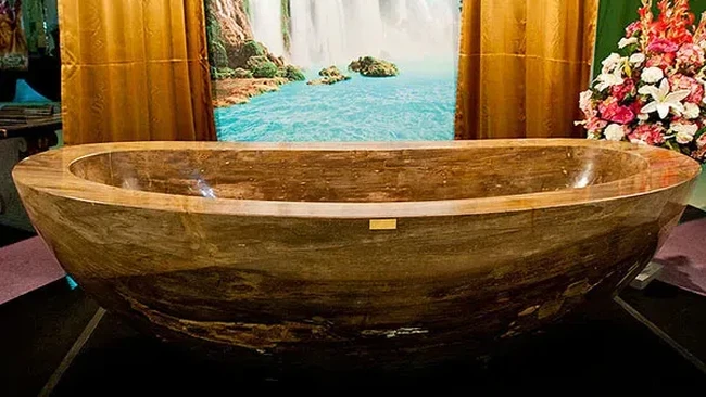 Sebuah bathtub karya Simon Krapf dipamerkan di Dubai International Jewelry Festival beberapa tahun lalu. Spesialnya, bak ini terbuat dari batu mulia bernama Caijou. Siapa yang menyangka jika inspirasi desainnya bersumber dari bentuk kano di Indonesia. (Foto: Dok. The Richest)