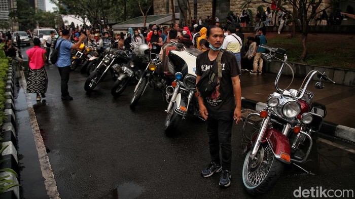 Brum.. brum.. Geng Motor Modif Ikut Ramaikan Citayam Fashion Week Sejumlah geng motor modif hadir dikawasan Dukuh Atas saat pegelaran Citayam Fashion Week, Sudirman, Jakarta Selatan, Sabtu (23/7). Mereka hadir untuk meramaikan Citayam Fashion Week.