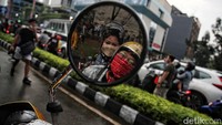 Tak hanya diramaikan remaja dari daerah penyanggah Ibukota sejalur rute KRL (Bogor, Depok dan Citayam), Citayam Fashion Week juga turut diramaikan geng motor modif. 