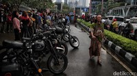 Mereka memamerkan motor modif milik pribadi yang dijejerkan di pinggir jalan. 