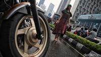 Para model berlenggak-lenggok dengan busana etnik Indonesia. 