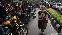 Tampak ada fashion show dadakan di depan deretan motor modif tersebut. 