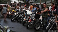 Para pengemudinya pun tampil stylist saat berdiri di samping motor mereka. 