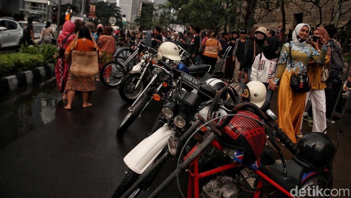 Sejumlah geng motor modif hadir dikawasan Dukuh Atas saat pegelaran Citayam Fashion Week, Sudirman, Jakarta Selatan, Sabtu (23/7). Mereka hadir untuk meramaikan Citayam Fashion Week.