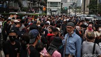 Fenomena Citayam Fashion Week di Dukuh Atas, Jakarta Pusat, kini menjadi tren dan membuat zebra cross menjadi catwalk dadakan. Sabtu sore ini, pengunjung semakin ramai. 