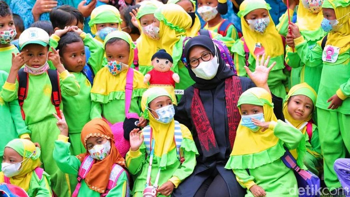 Bupati Ipuk bersama anak-anak Banyuwangi