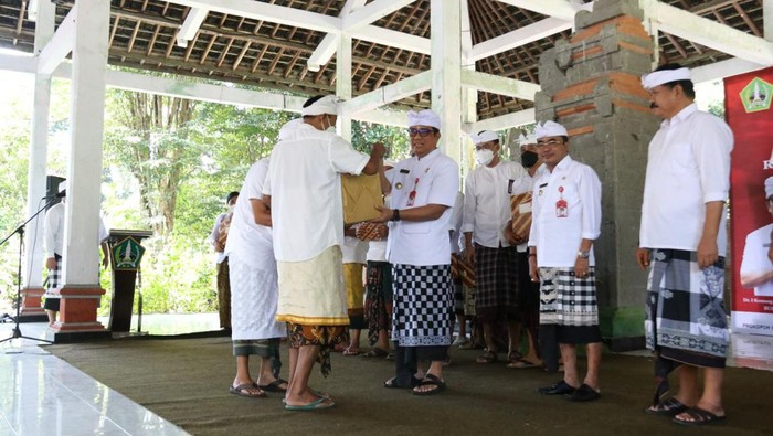 Bupati Tabanan saat menyerahkan tali asih kepada pengelola Panti Sosial Werdha Santhi dan beberapa komunitas seni saat Tumpek Krulut, Sabtu (23/7/2022).