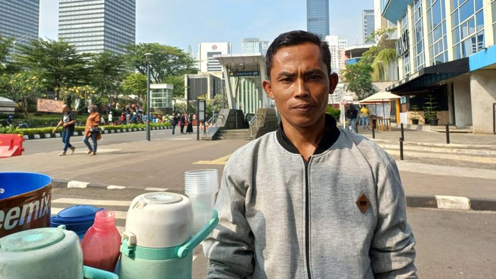 Seorang penjual kopi keliling atau dikenal starling, Toriman (29), mengaku dalam sehari mendapatkan uang Rp 400 ribu usai ramai Citayam Fashion Week. Kenaikan kurang lebih dua kali lipat.