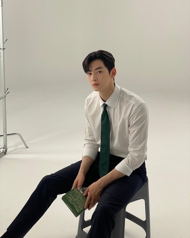 Cha Eun WooIdol KPop lain yang akan tampil dalam proyek Hollywood adalah Cha Eun Woo. Dilaporkan aktor True Beauty itu menjadi peran utama dalam film K-pop: Lost in America. Dilansir Soompi, film itu berkisah mengenai idol KPop yang tersesat di Texas dan kesulitan untuk kembali ke New York. Proyek tersebut juga dibintangi Rebel Wilson dan Charles Melton.Foto: Instagram @eunwo.o_c