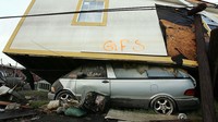 Ada juga lho mobil yang terjepit rumah di Louisiana, AS, usai terjangan Badai Katrina.