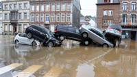 Di Belgia, sejumlah mobil terlihat tumpang tindih imbas banjir besar di kawasan Verviers.